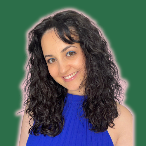 Lauryne Jacquet, fondatrice de TW!ST – Portrait souriant sur fond vert et rose